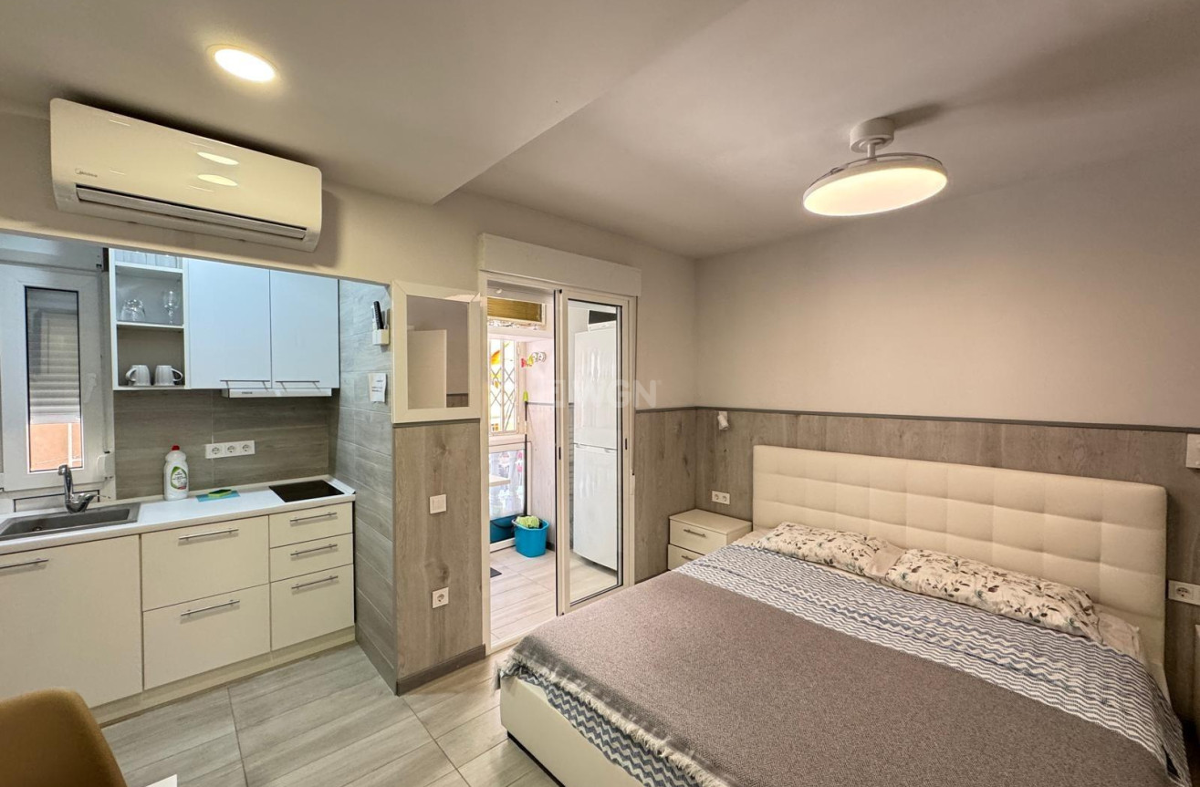 Odsprzedaż - Mieszkanie w bloku - Torrevieja - Playa del Cura