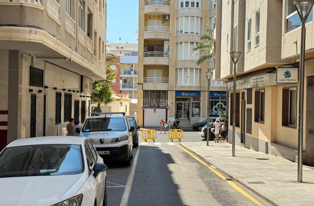 Odsprzedaż - Mieszkanie w bloku - Torrevieja - Playa del Cura