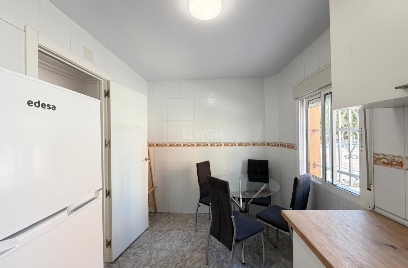 Odsprzedaż - Mieszkanie w bloku - Torrevieja - Centro