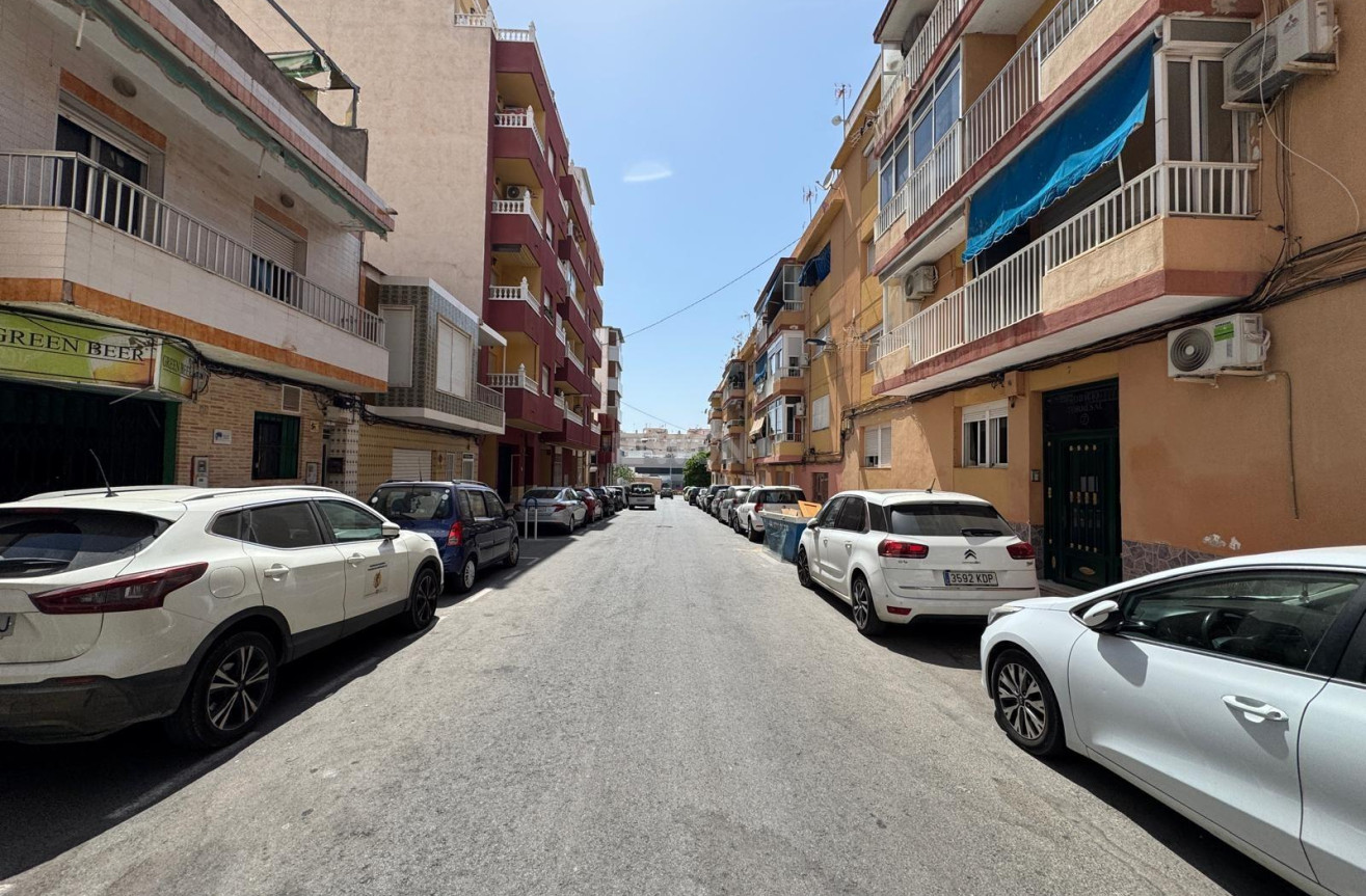 Odsprzedaż - Mieszkanie w bloku - Torrevieja - Centro