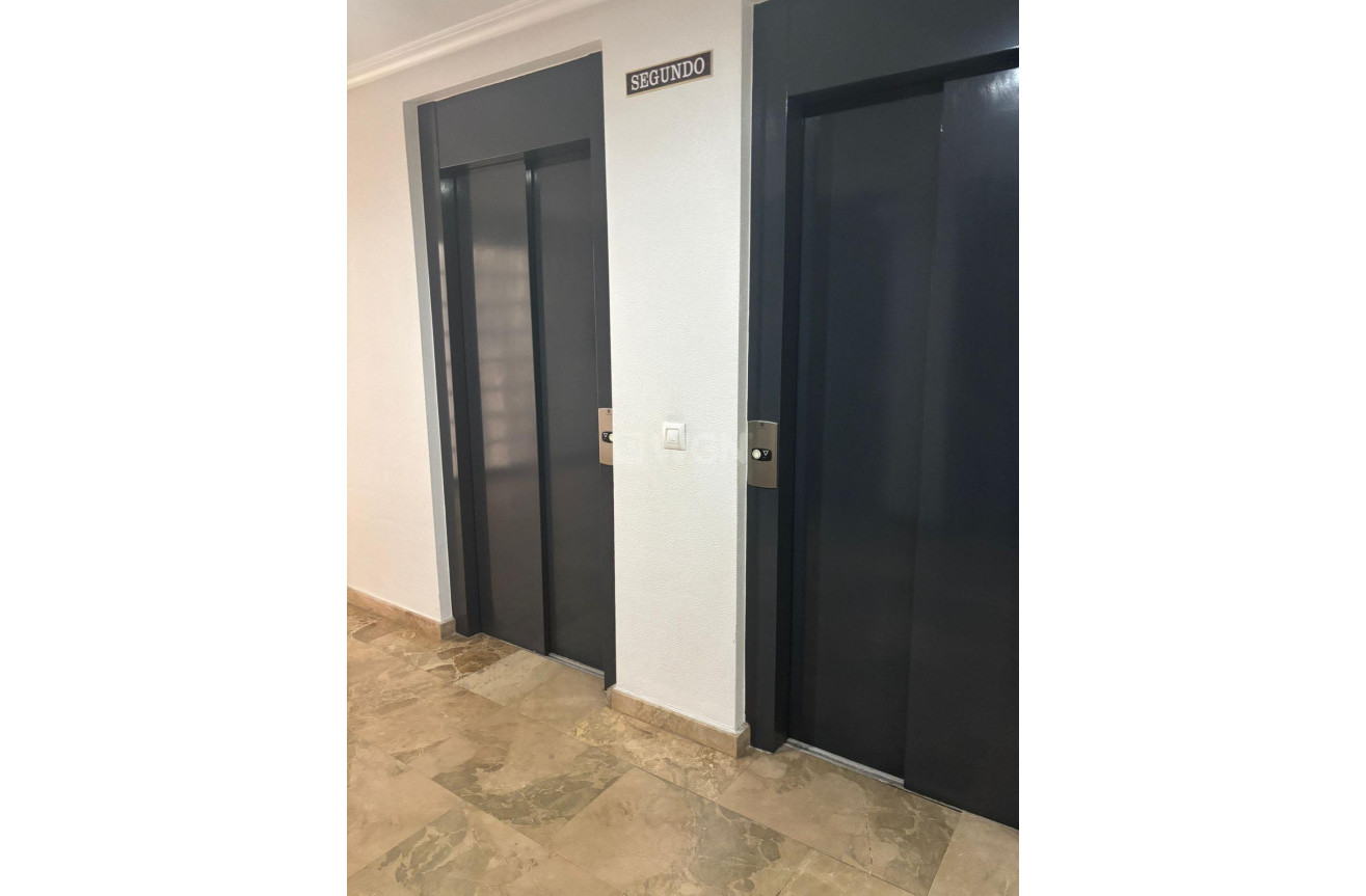 Odsprzedaż - Mieszkanie w bloku - Torrevieja - Centro