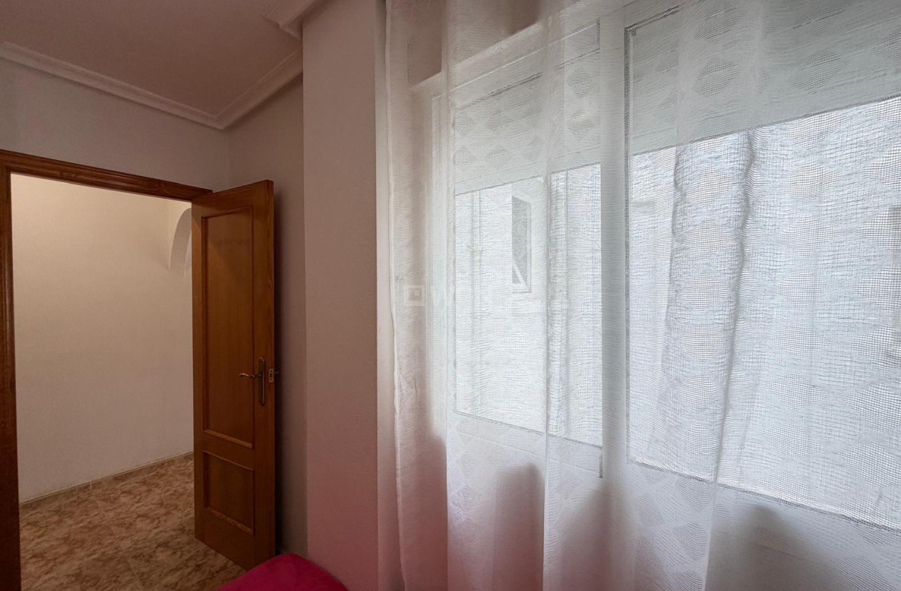 Odsprzedaż - Mieszkanie w bloku - Torrevieja - Playa del Cura