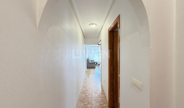 Odsprzedaż - Mieszkanie w bloku - Torrevieja - Playa del Cura