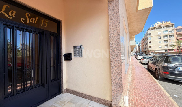 Odsprzedaż - Mieszkanie w bloku - Torrevieja - Playa del Cura