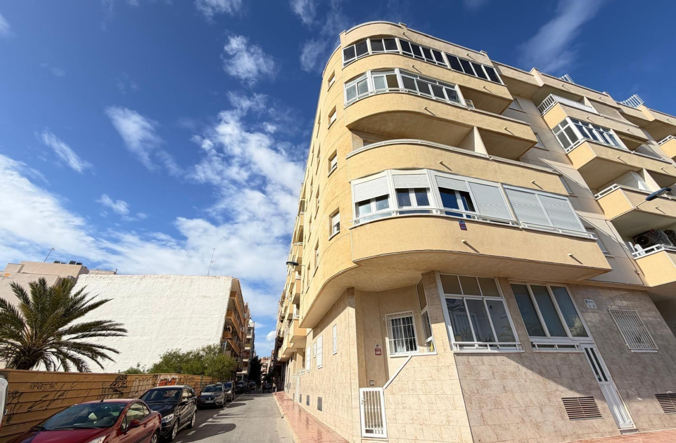 Odsprzedaż - Mieszkanie w bloku - Torrevieja - Playa del Cura