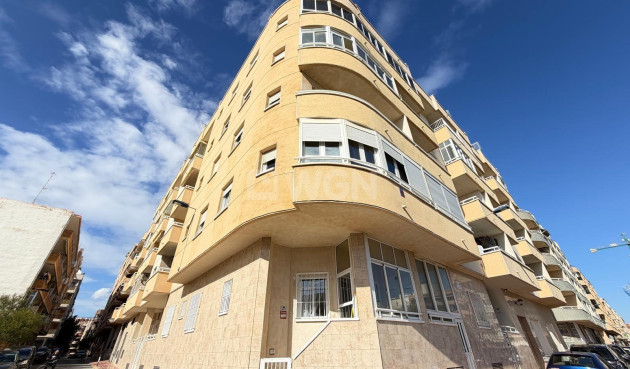 Odsprzedaż - Mieszkanie w bloku - Torrevieja - Playa del Cura