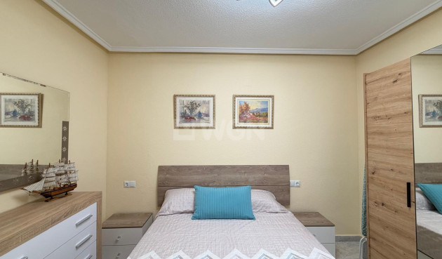 Odsprzedaż - Mieszkanie w bloku - Torrevieja - Playa del Cura