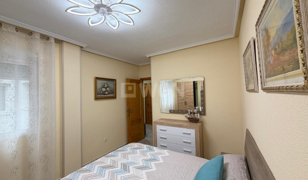 Odsprzedaż - Mieszkanie w bloku - Torrevieja - Playa del Cura