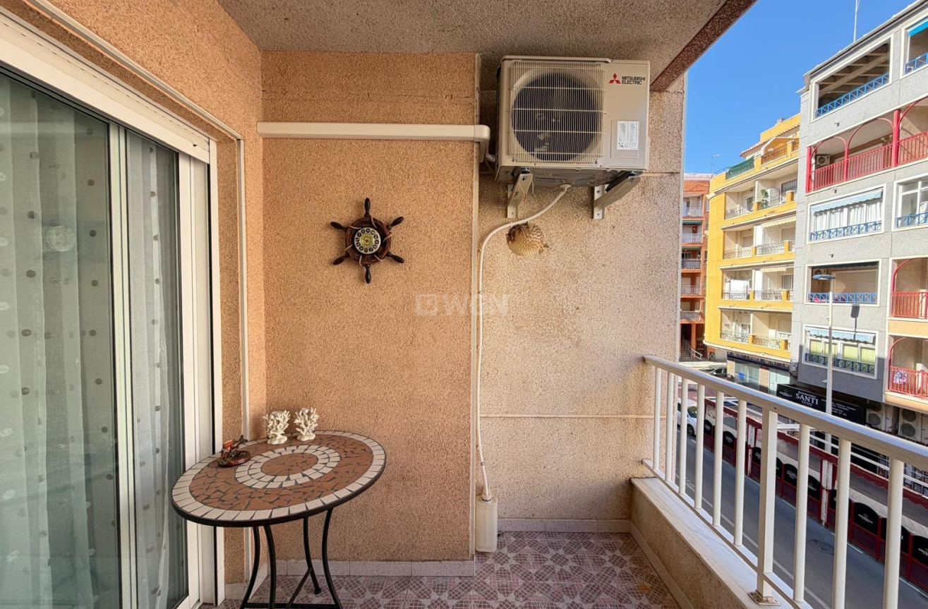 Odsprzedaż - Mieszkanie w bloku - Torrevieja - Playa del Cura