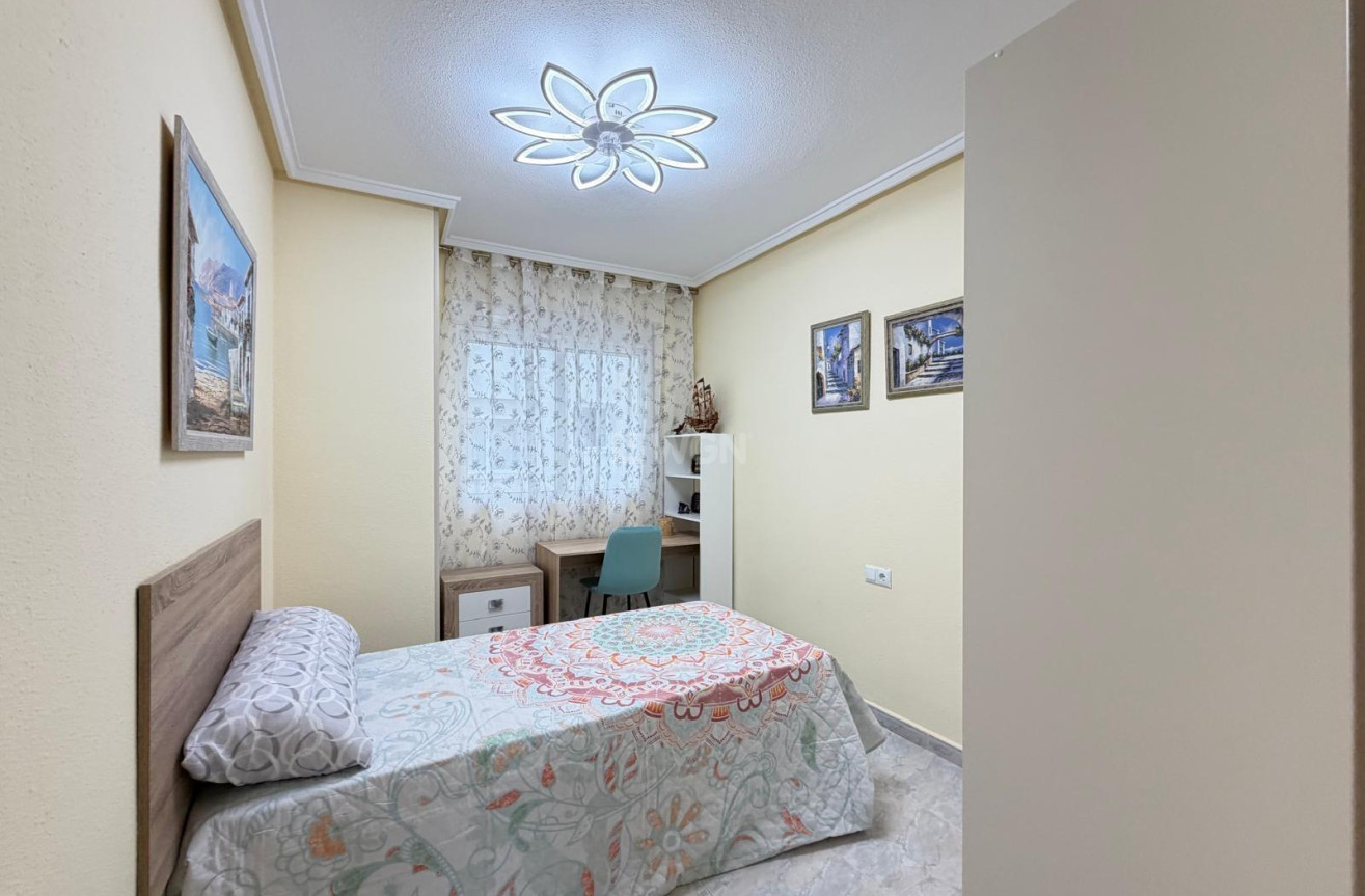 Odsprzedaż - Mieszkanie w bloku - Torrevieja - Playa del Cura