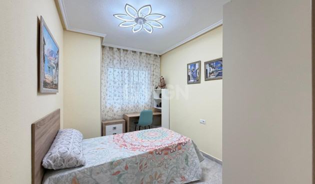 Odsprzedaż - Mieszkanie w bloku - Torrevieja - Playa del Cura
