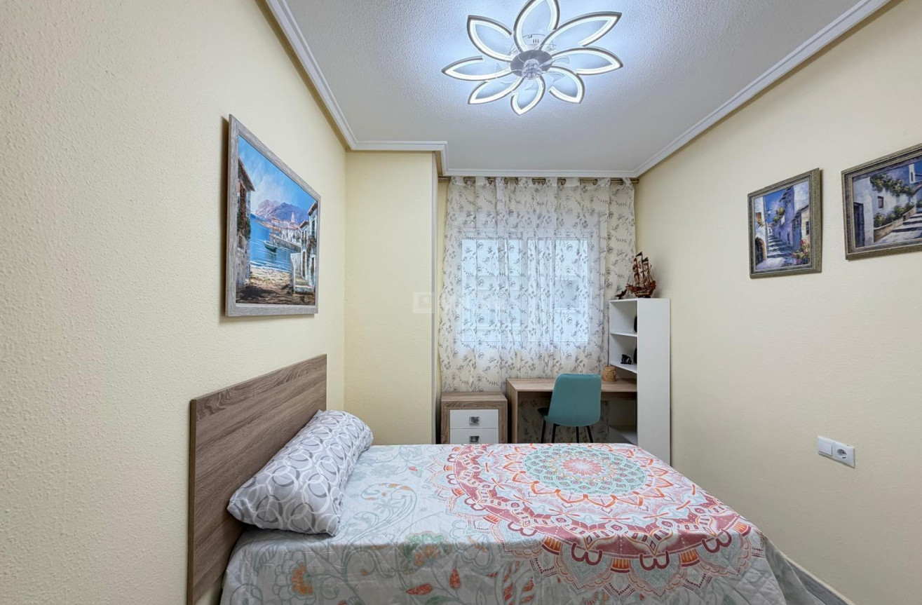 Odsprzedaż - Mieszkanie w bloku - Torrevieja - Playa del Cura