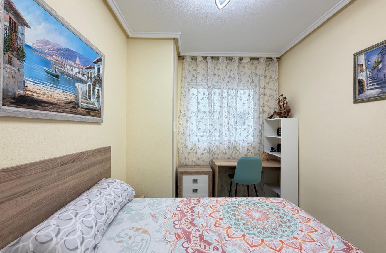 Odsprzedaż - Mieszkanie w bloku - Torrevieja - Playa del Cura