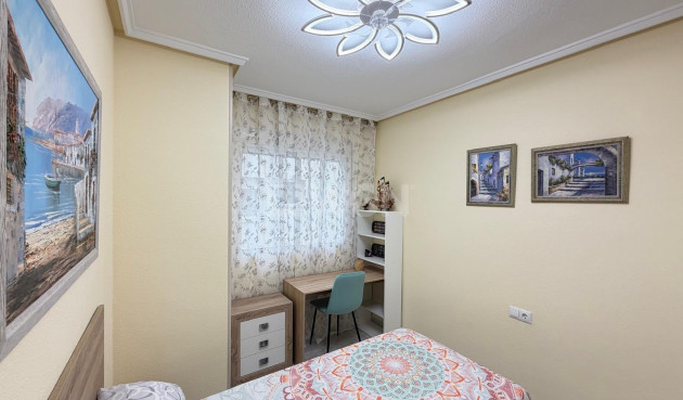Odsprzedaż - Mieszkanie w bloku - Torrevieja - Playa del Cura