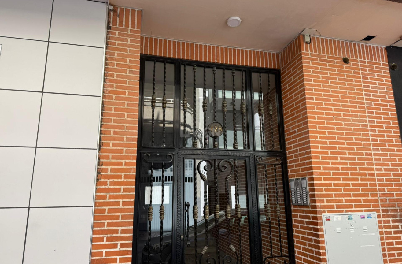 Odsprzedaż - Mieszkanie w bloku - Torrevieja - Centro