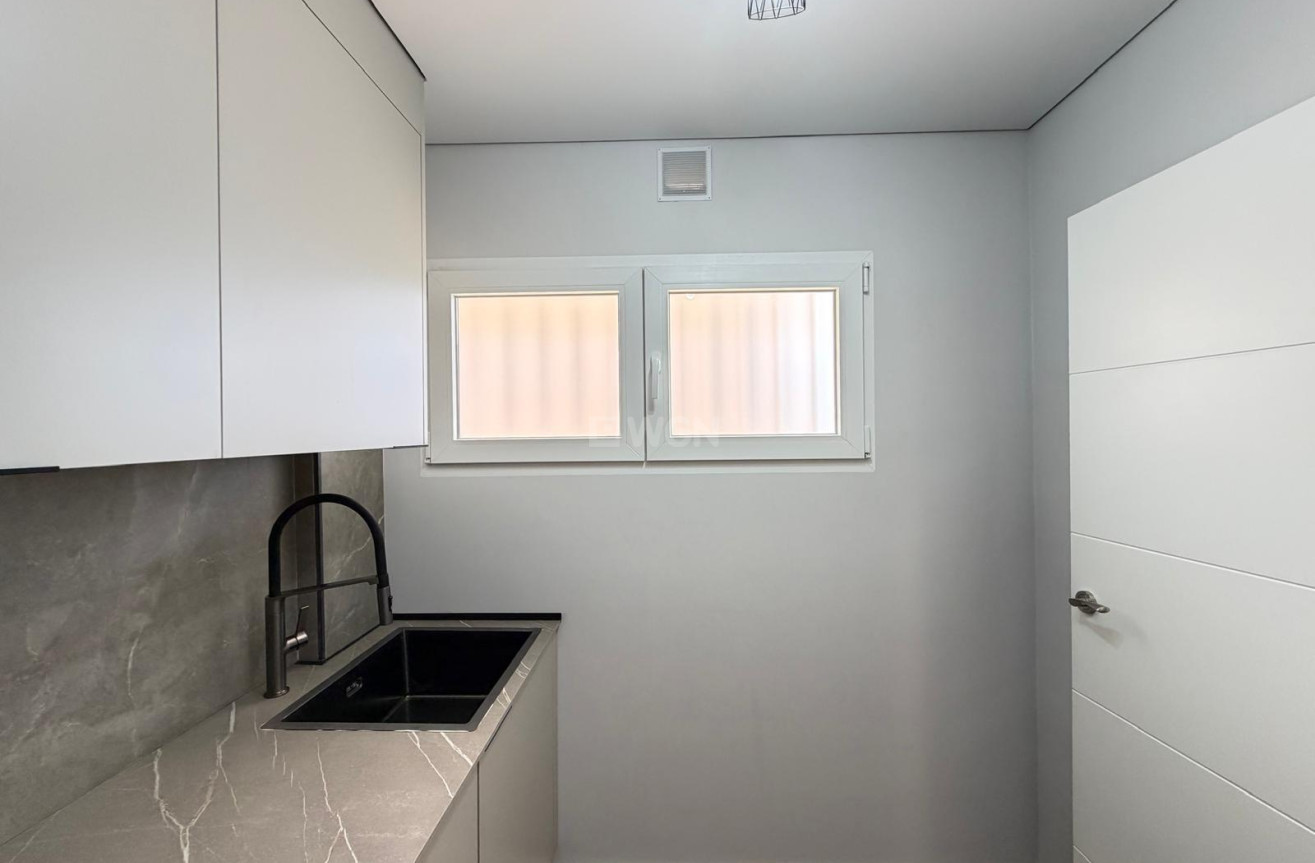 Odsprzedaż - Mieszkanie w bloku - Torrevieja - Punta Prima