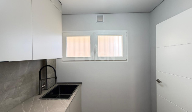 Odsprzedaż - Mieszkanie w bloku - Torrevieja - Punta Prima