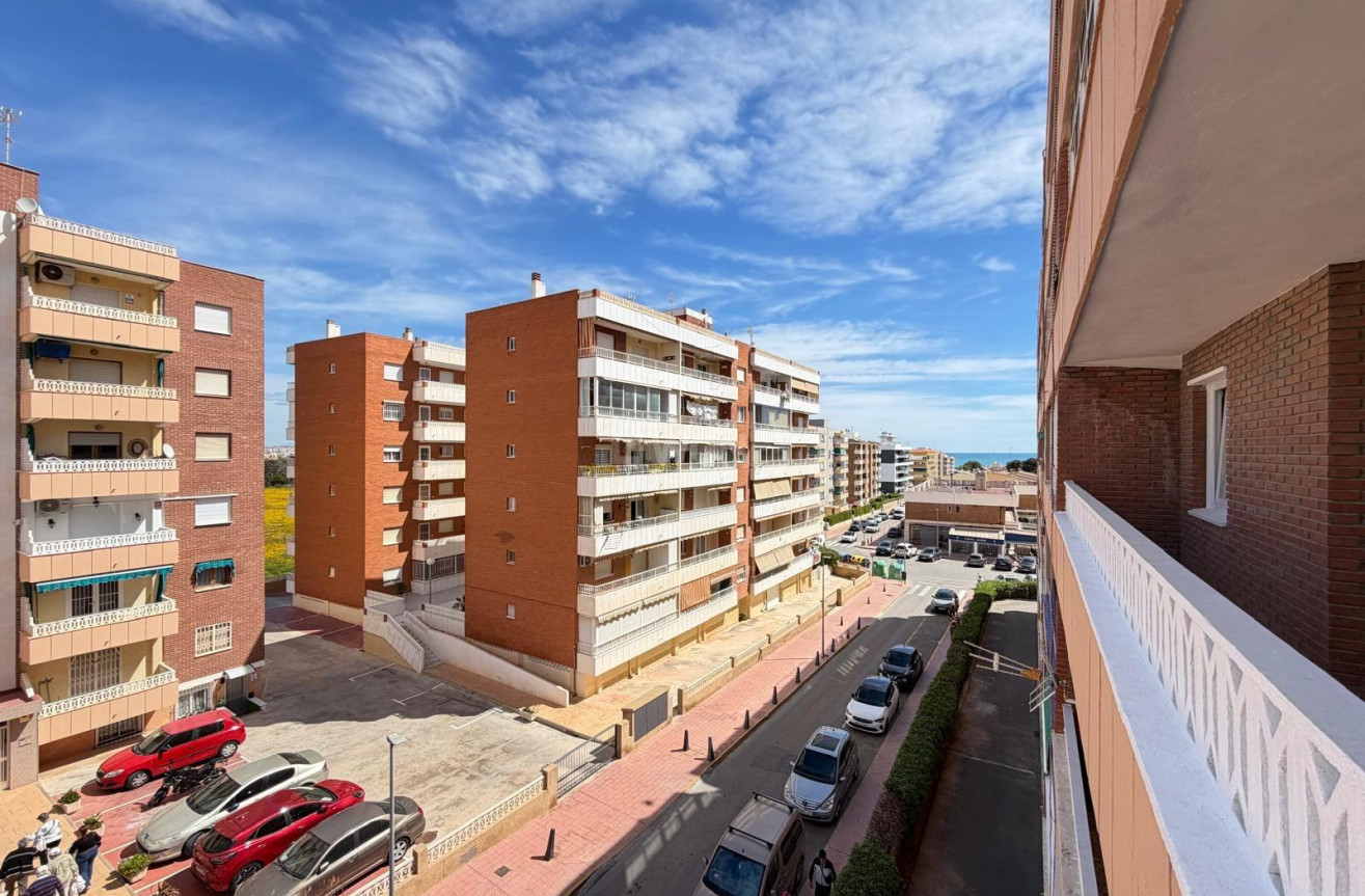 Odsprzedaż - Mieszkanie w bloku - Torrevieja - Punta Prima