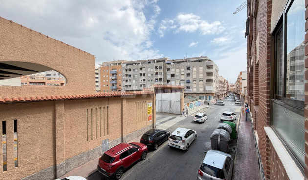 Odsprzedaż - Mieszkanie w bloku - Torrevieja - Estacion De Autobuses