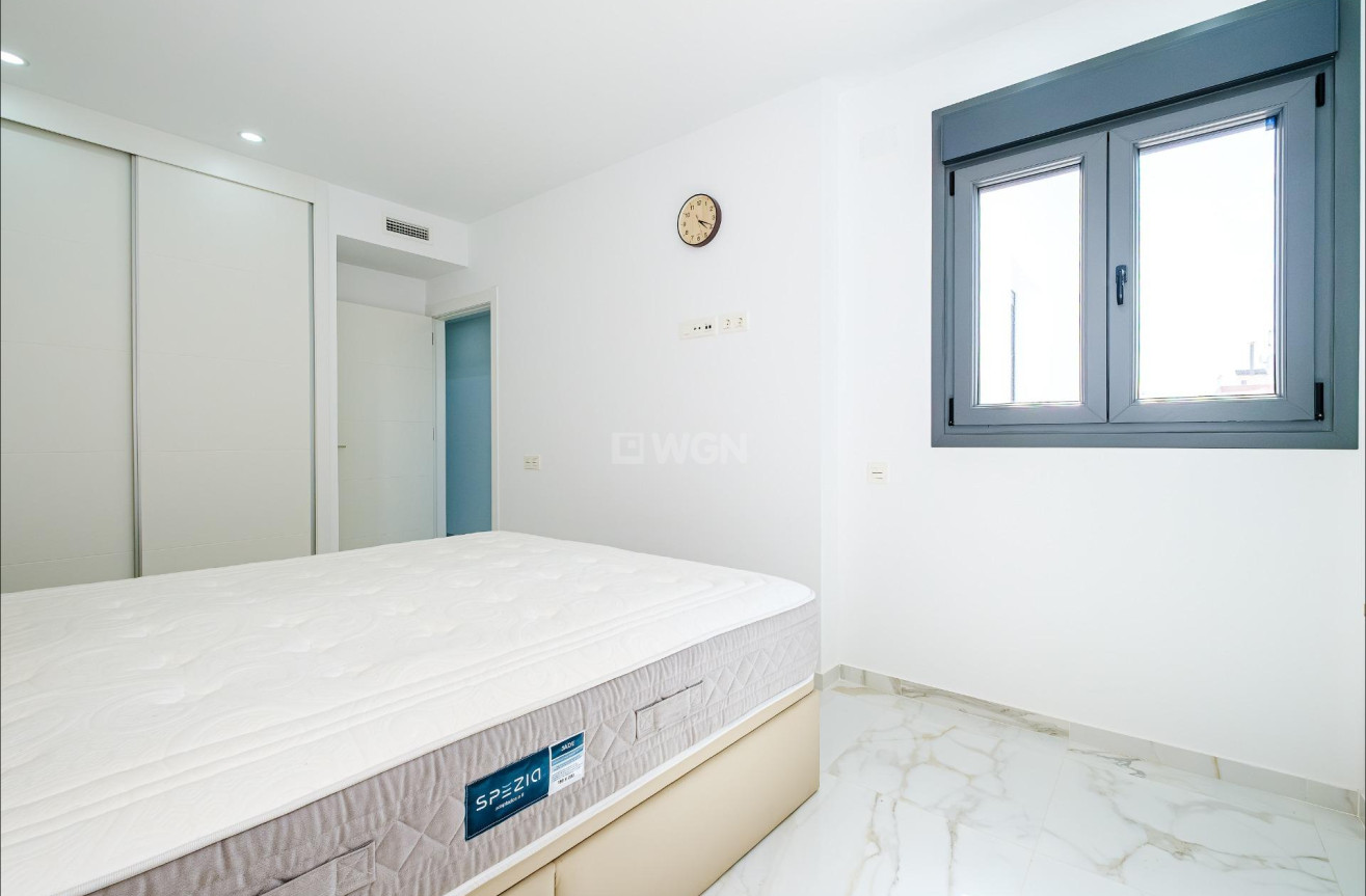 Odsprzedaż - Mieszkanie w bloku - Torrevieja - Playa del Cura