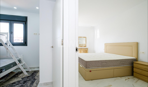 Odsprzedaż - Mieszkanie w bloku - Torrevieja - Playa del Cura