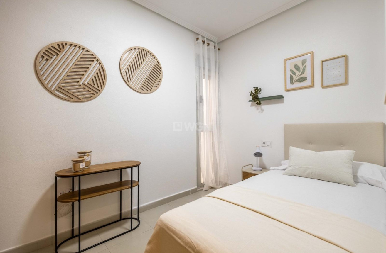 Odsprzedaż - Mieszkanie w bloku - Torrevieja - Las Calas