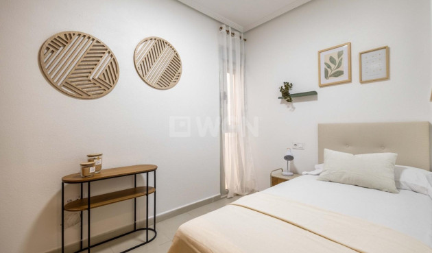 Odsprzedaż - Mieszkanie w bloku - Torrevieja - Las Calas