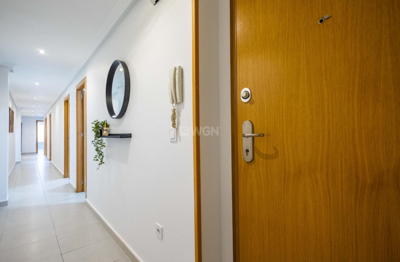 Odsprzedaż - Mieszkanie w bloku - Torrevieja - Las Calas