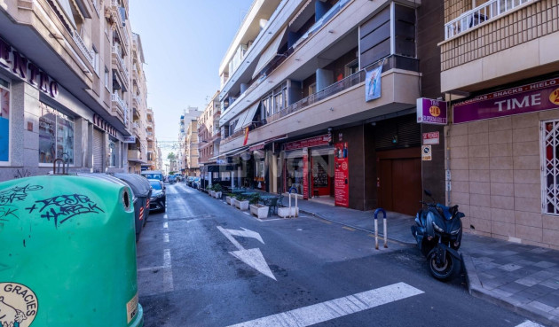 Odsprzedaż - Mieszkanie w bloku - Torrevieja - Las Calas