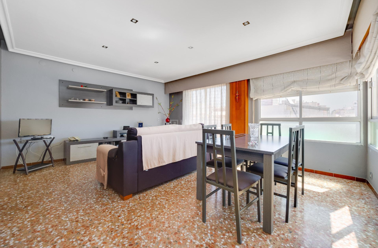 Odsprzedaż - Mieszkanie w bloku - Torrevieja - Centro