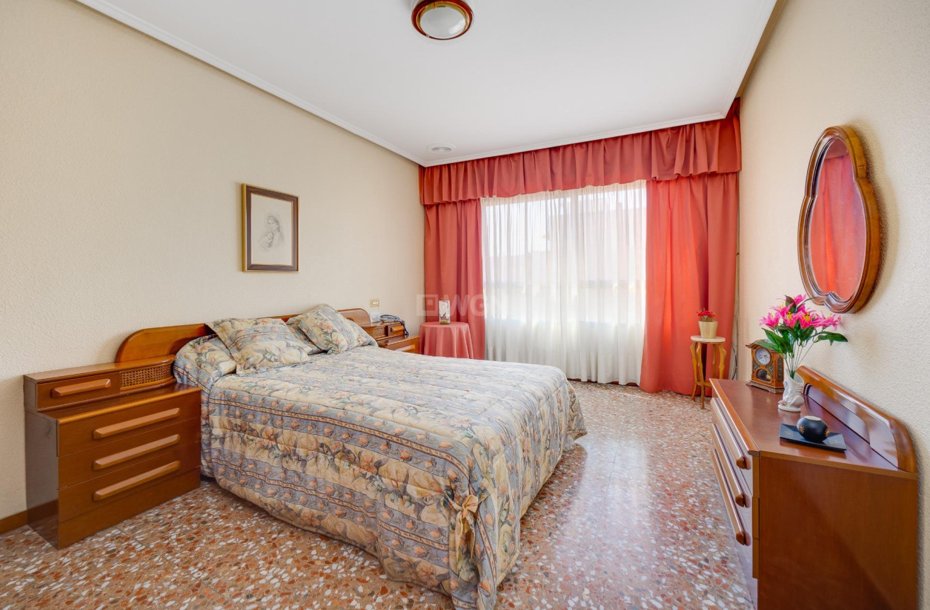 Odsprzedaż - Mieszkanie w bloku - Torrevieja - Centro