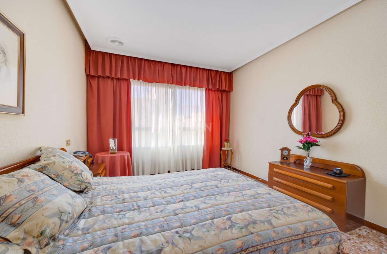 Odsprzedaż - Mieszkanie w bloku - Torrevieja - Centro
