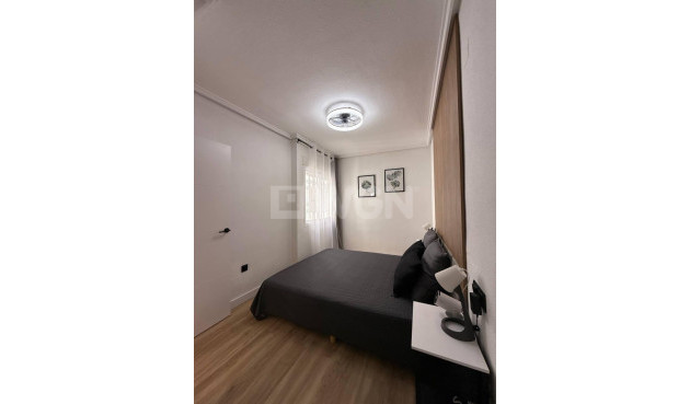 Odsprzedaż - Mieszkanie w bloku - Torrevieja - Playa del Cura