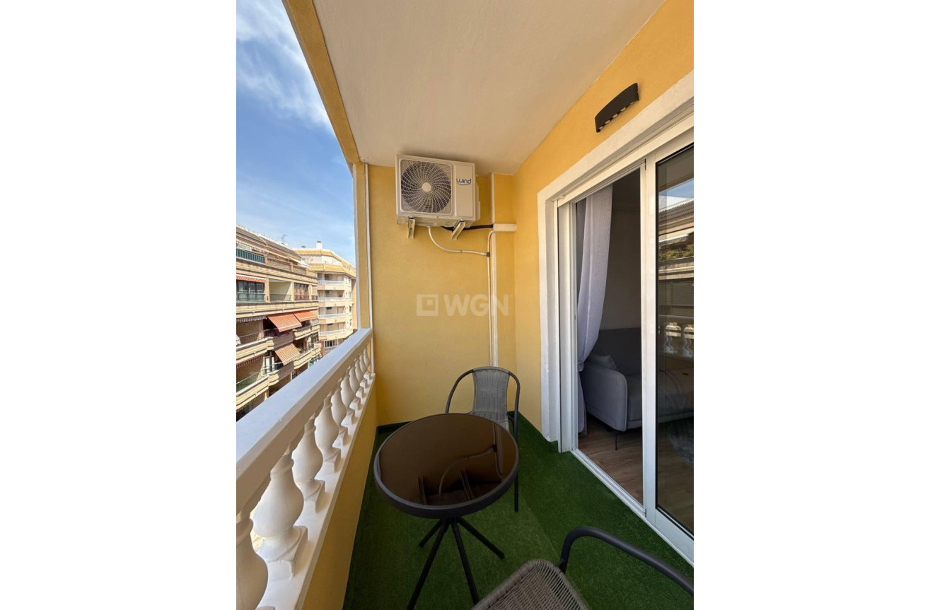 Odsprzedaż - Mieszkanie w bloku - Torrevieja - Playa del Cura