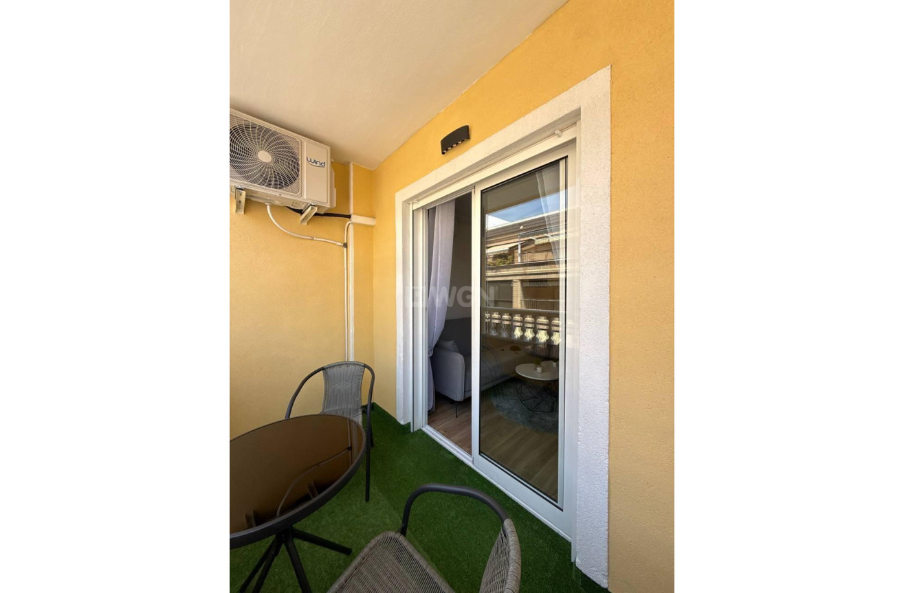 Odsprzedaż - Mieszkanie w bloku - Torrevieja - Playa del Cura