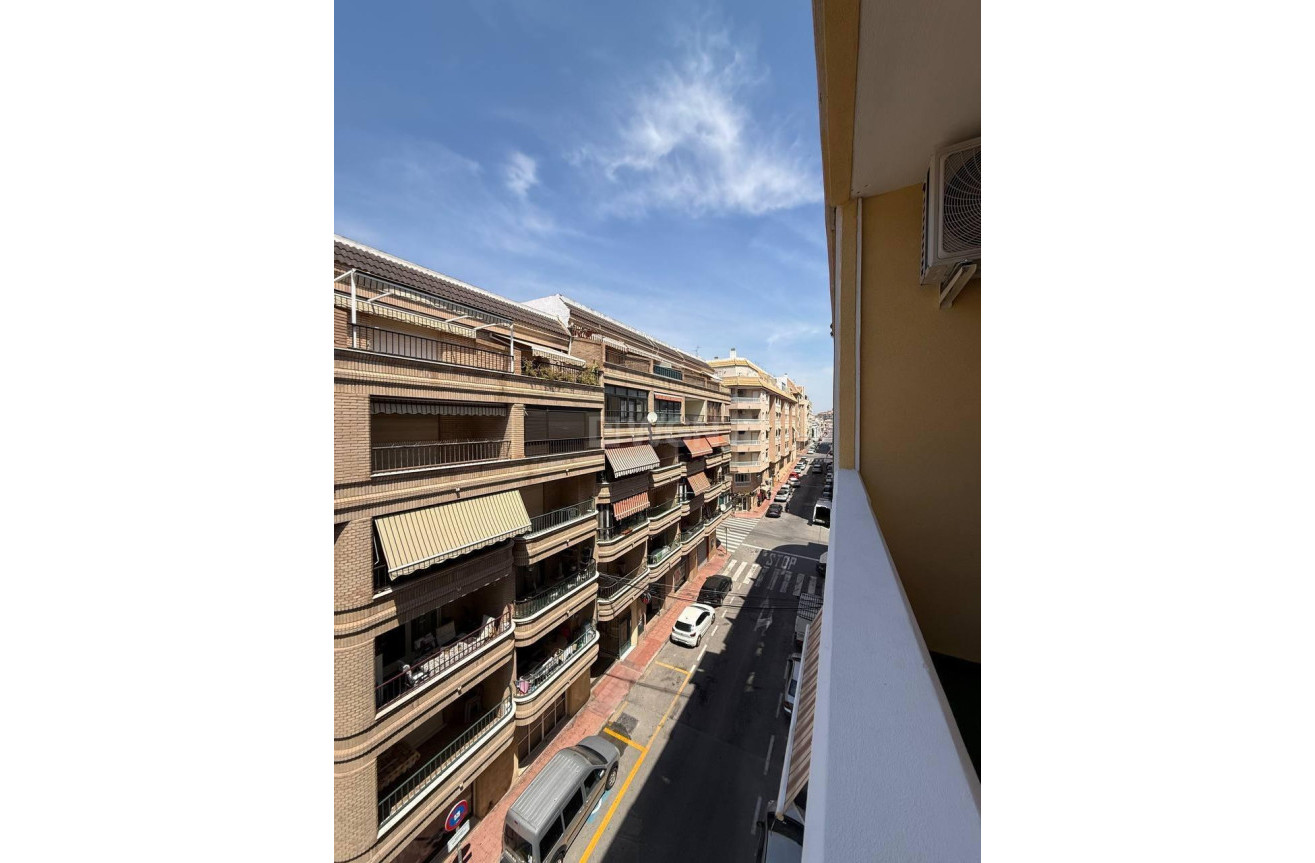 Odsprzedaż - Mieszkanie w bloku - Torrevieja - Playa del Cura