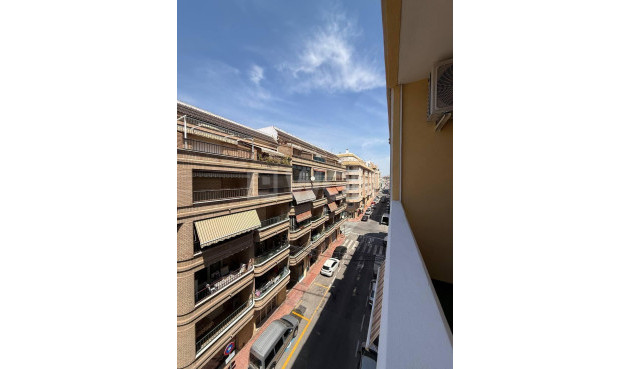 Odsprzedaż - Mieszkanie w bloku - Torrevieja - Playa del Cura