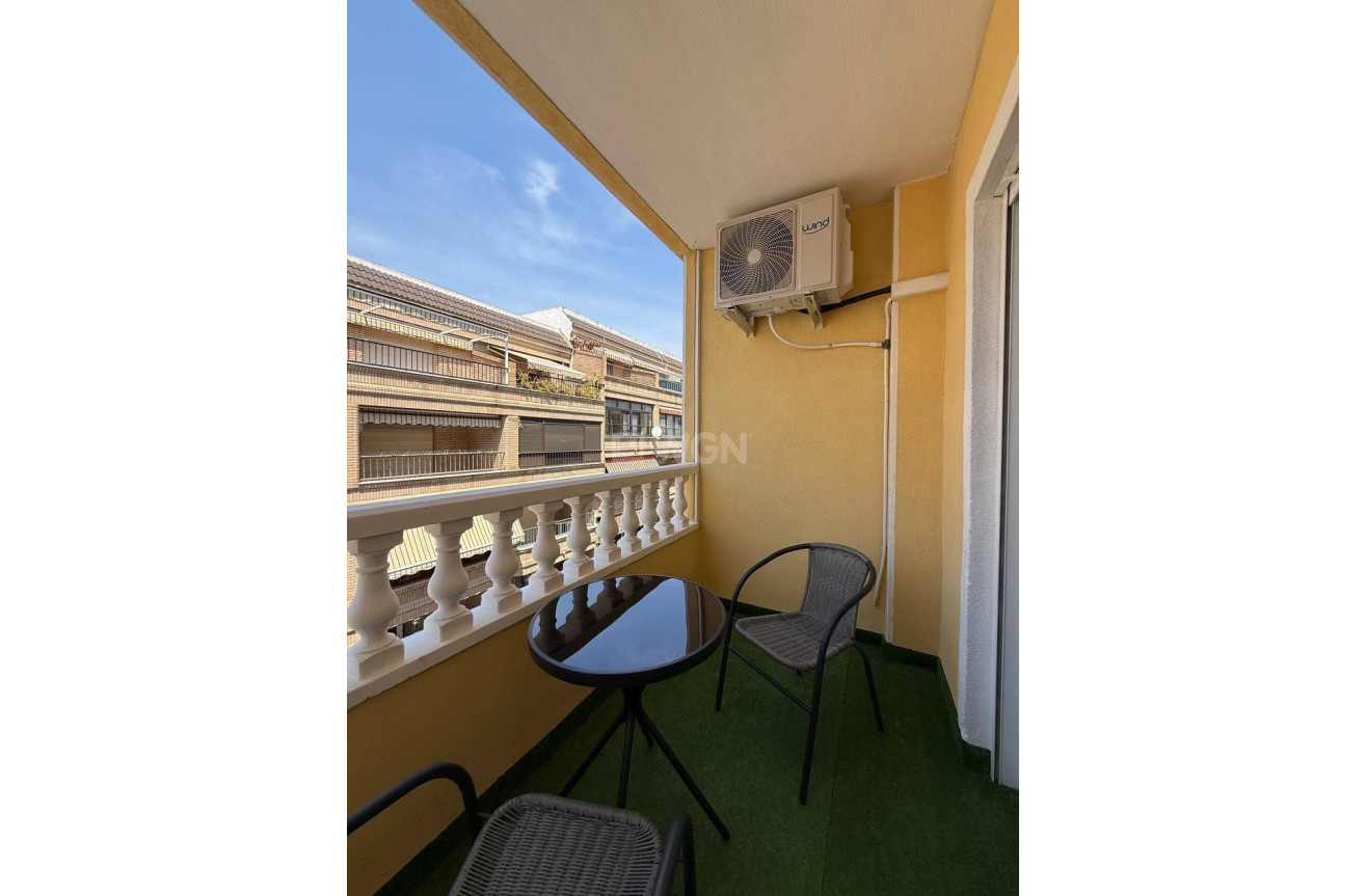 Odsprzedaż - Mieszkanie w bloku - Torrevieja - Playa del Cura