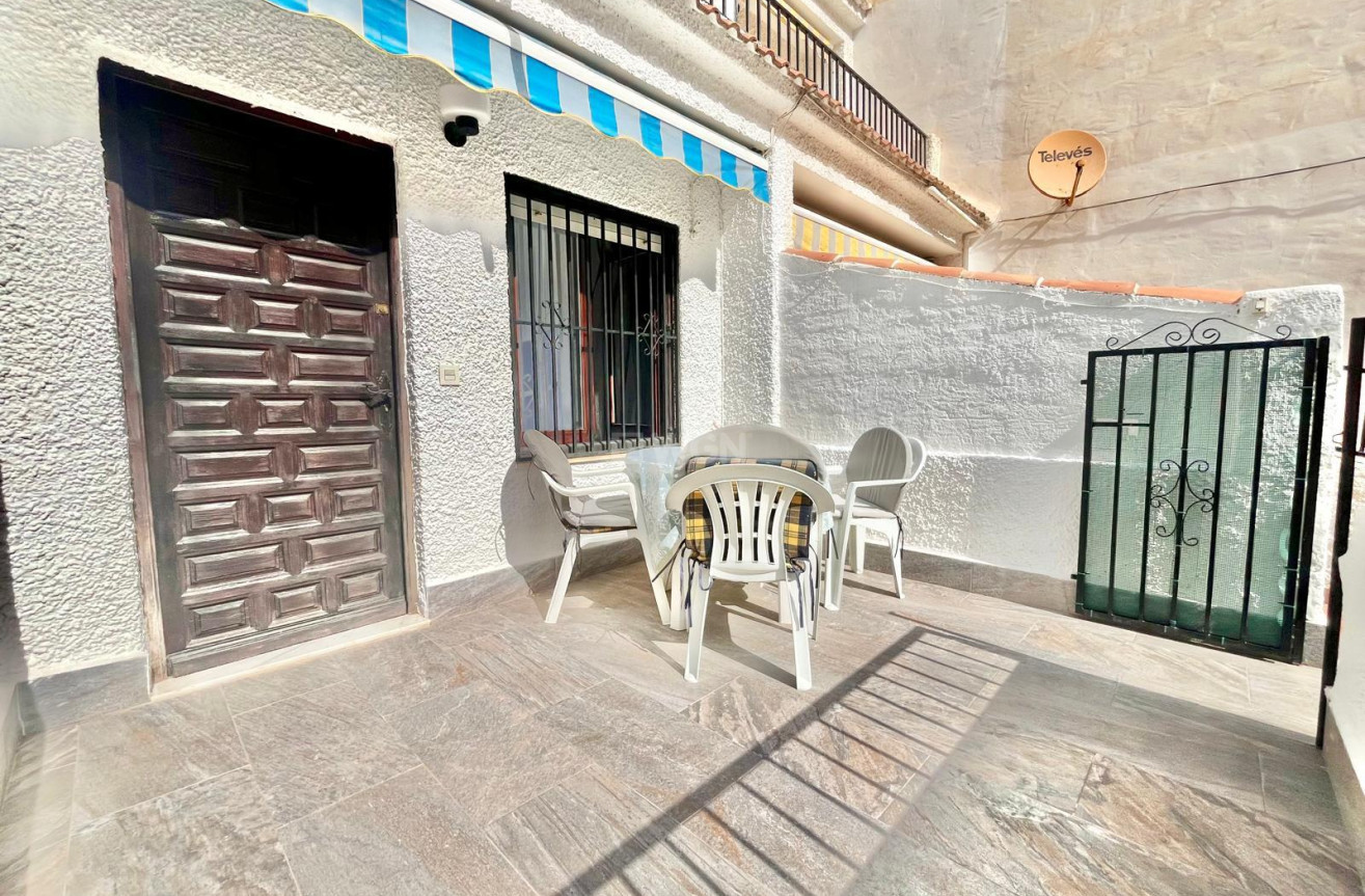 Odsprzedaż - Mieszkanie w bloku - Torrevieja - Playa de los Locos