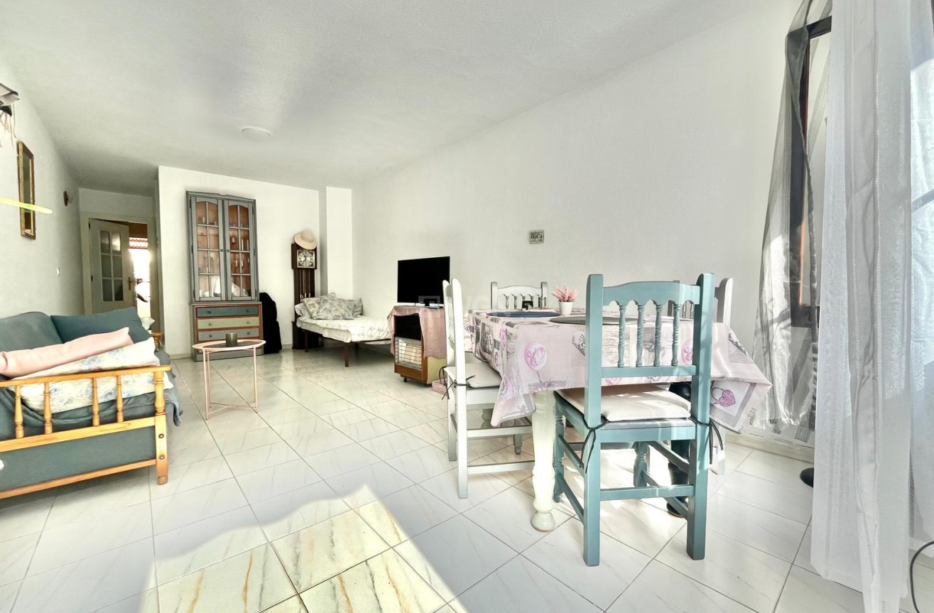 Odsprzedaż - Mieszkanie w bloku - Torrevieja - Playa de los Locos
