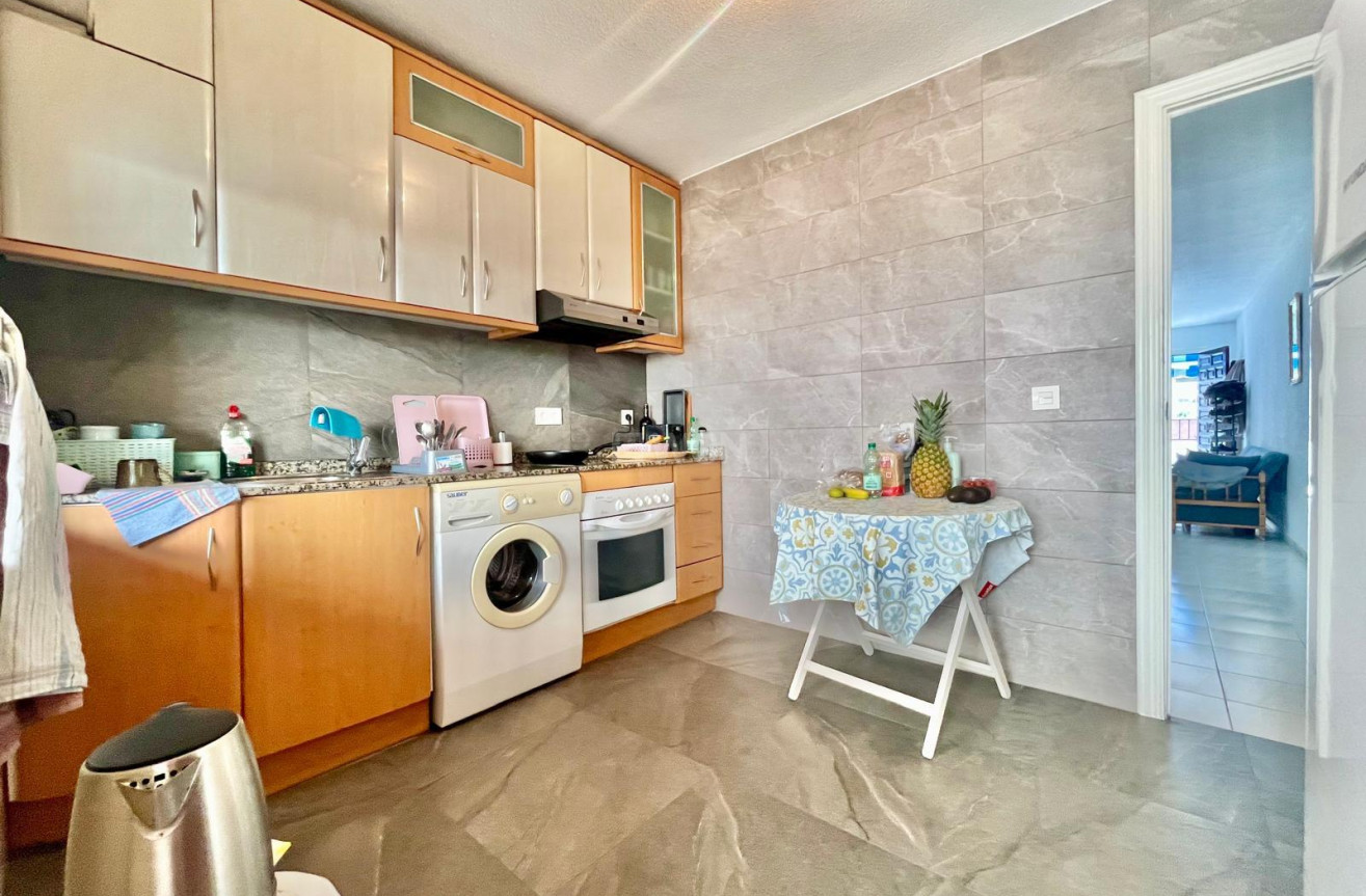 Odsprzedaż - Mieszkanie w bloku - Torrevieja - Playa de los Locos