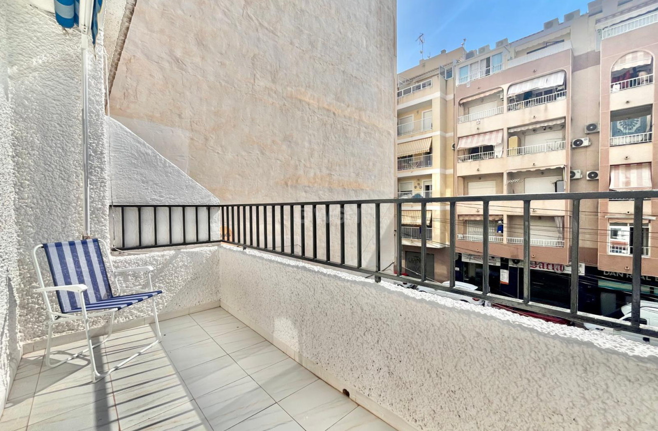 Odsprzedaż - Mieszkanie w bloku - Torrevieja - Playa de los Locos