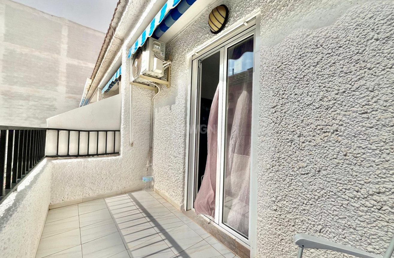Odsprzedaż - Mieszkanie w bloku - Torrevieja - Playa de los Locos