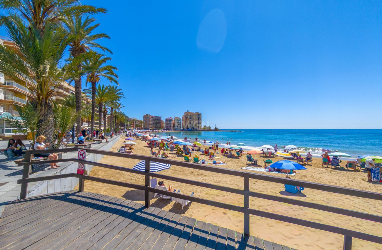 Odsprzedaż - Mieszkanie w bloku - Torrevieja - Playa de los Locos