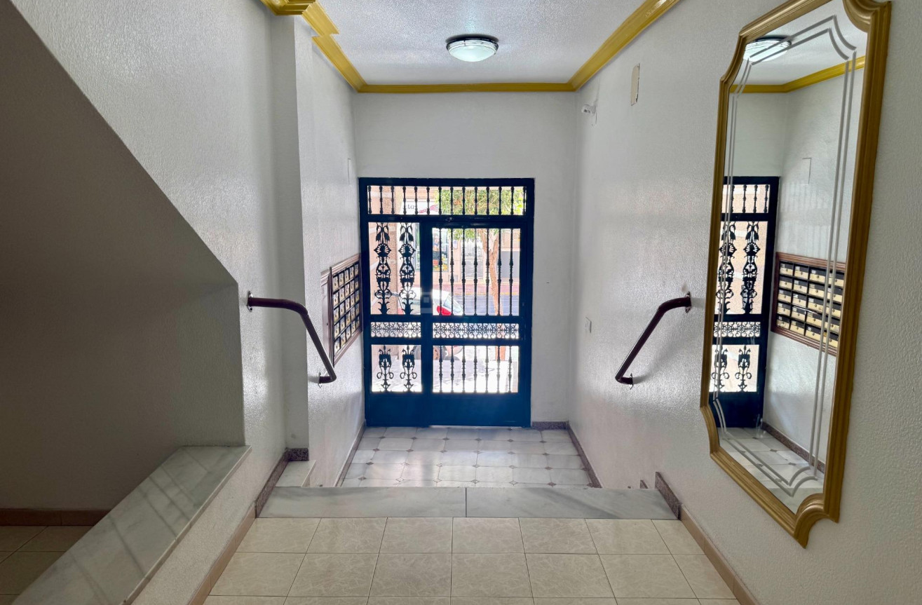 Odsprzedaż - Mieszkanie w bloku - Torrevieja - Centro