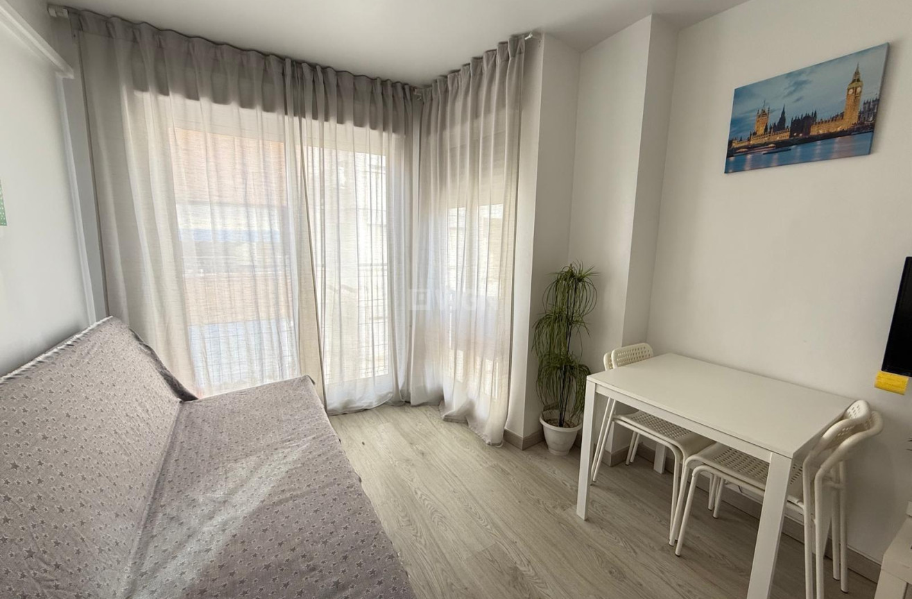 Odsprzedaż - Mieszkanie w bloku - Torrevieja - Playa del Cura