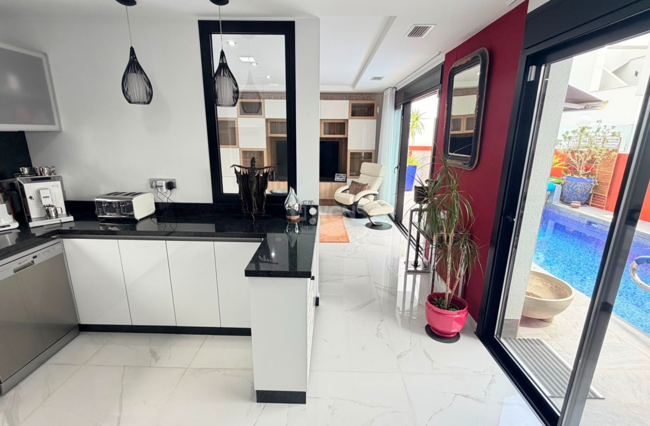 Odsprzedaż - Villa - Los Montesinos - Costa Blanca