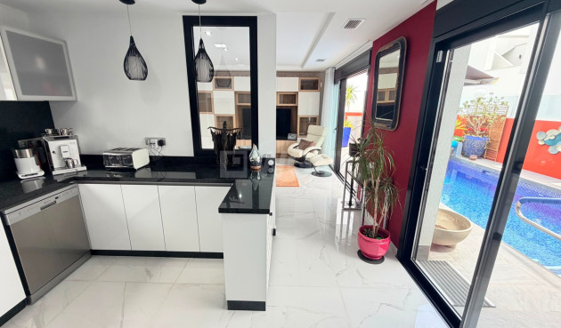 Odsprzedaż - Villa - Los Montesinos - Costa Blanca