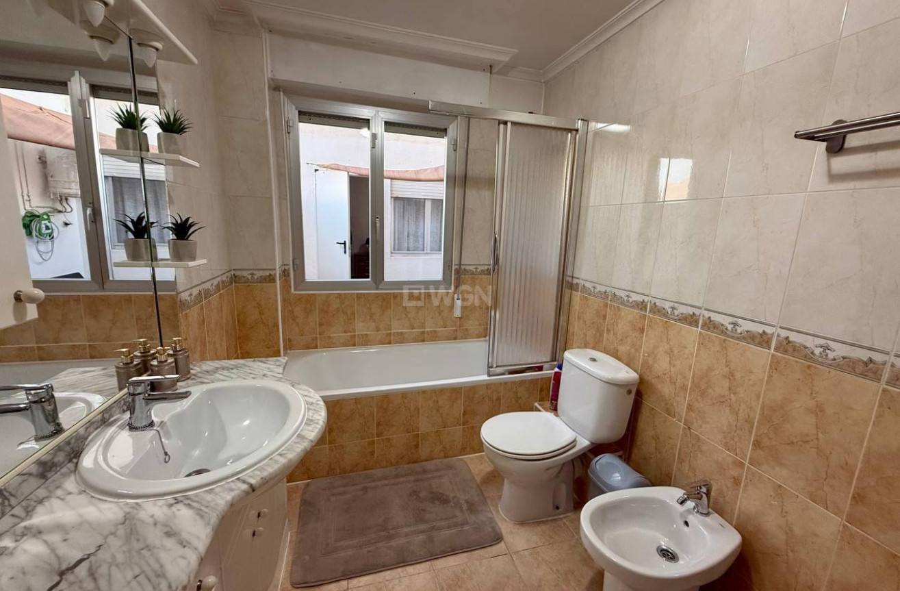 Odsprzedaż - Mieszkanie w bloku - Torrevieja - Playa del Cura