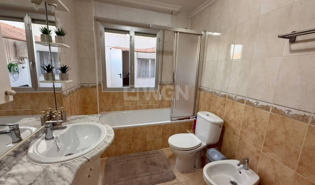 Odsprzedaż - Mieszkanie w bloku - Torrevieja - Playa del Cura